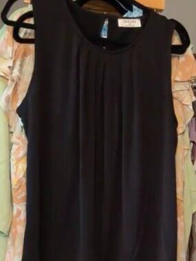 NWT LADIES SIZE 1X ZENANA BLACK SLEEVELESS TOP KEYHOLE PEARL BUTTON IN THE BACK